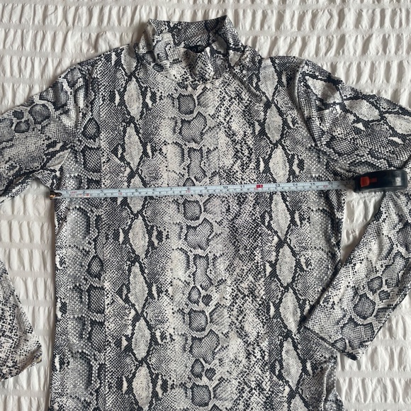 🌟 NWT FORE Grey Snake Print Mock Neck Long Sleeve Top Size Large - Picture 3 of 7